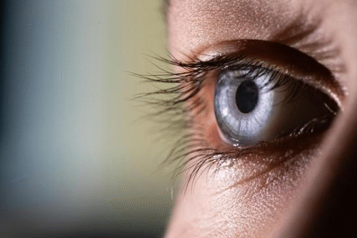 ผ่าตัดเปลี่ยนเลนส์ตาแก้ปัญหาสายตาถาวรได้จริงหรือ? 